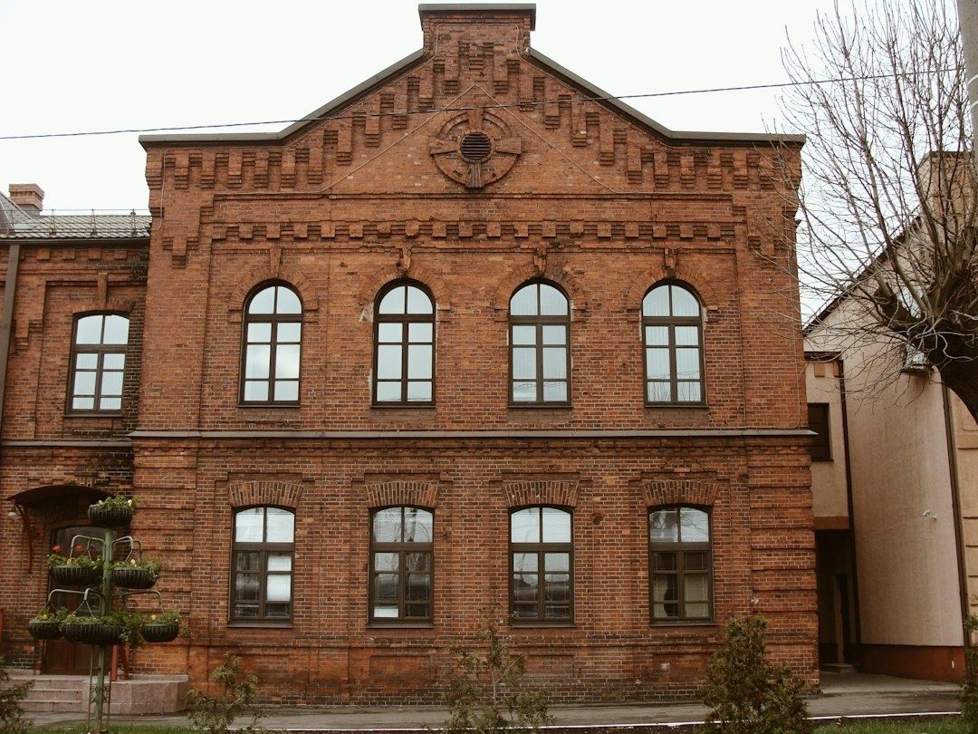 Historische rote Backsteinfassade mit großen Sprossenfenstern