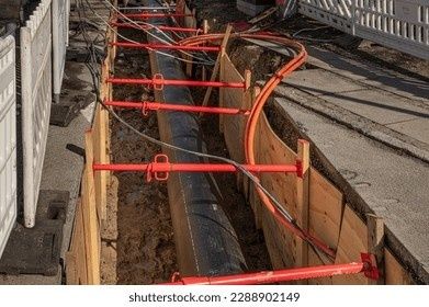 Baustelle für eine unterirdische Wärmeleitung in einer Straße